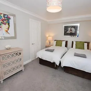 Pelican-stylish 2-bed Close To & Town Apartment Scarborough
